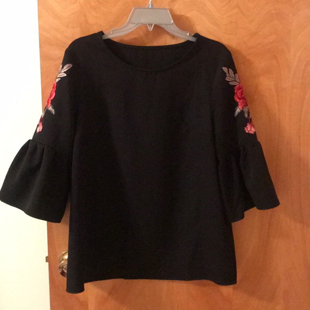 Embroideries top